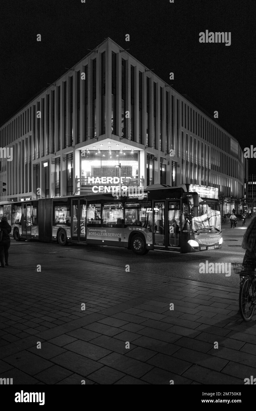 Il Lubeck Haerder Center di notte Foto Stock