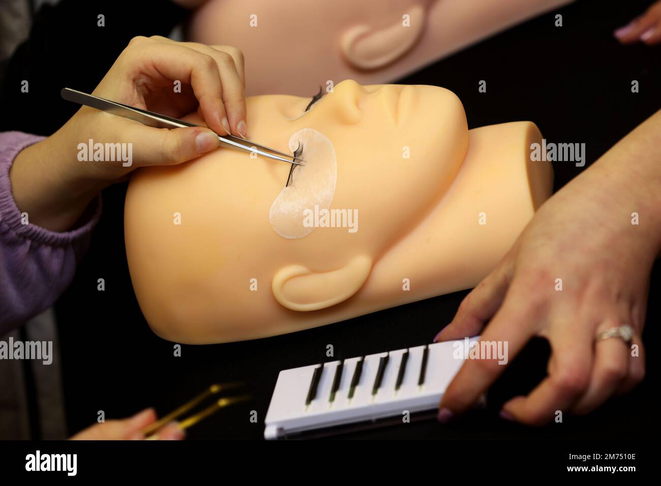 Studenti che partecipano a una sessione di formazione Beauty / eyelashes a Portsmouth, Hampshire, Regno Unito. Foto Stock