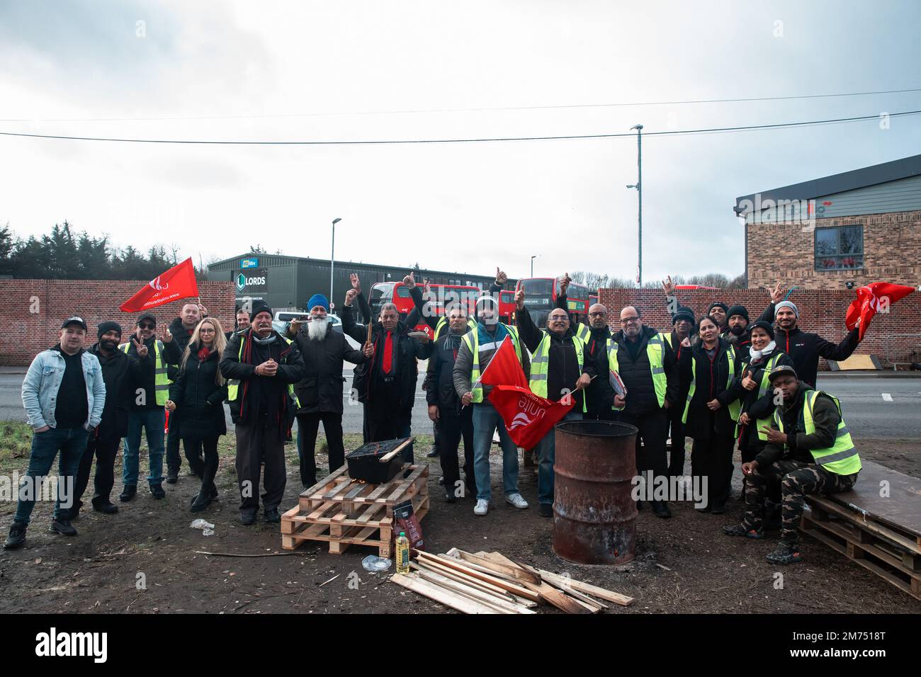 Londra, Regno Unito. 5th gennaio 2023. Gli autisti di autobus di linea impiegati da Abellio Transport Group Ltd si trovano su una linea da picket all'esterno di un deposito di autobus Abellio. I conducenti, membri del sindacato Unite, stanno attualmente effettuando uno sciopero di due giorni come parte di una serie di scioperi sulla retribuzione programmati per tutto il mese di gennaio. Credit: Notizie dal vivo di Mark Kerrison/Alamy Foto Stock