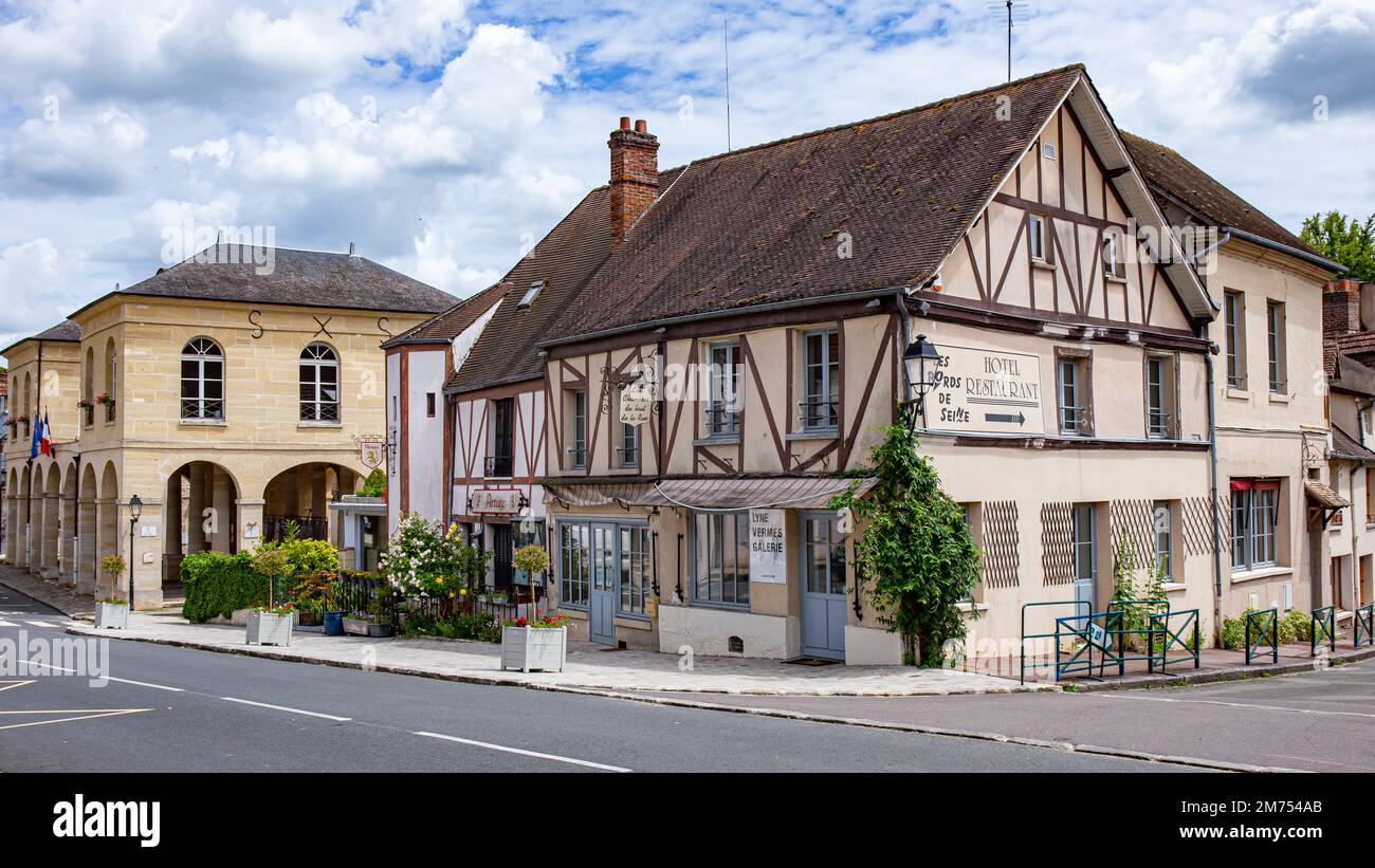 La Roche Guyon villaggio, le sue strade, giardini e castello Foto Stock