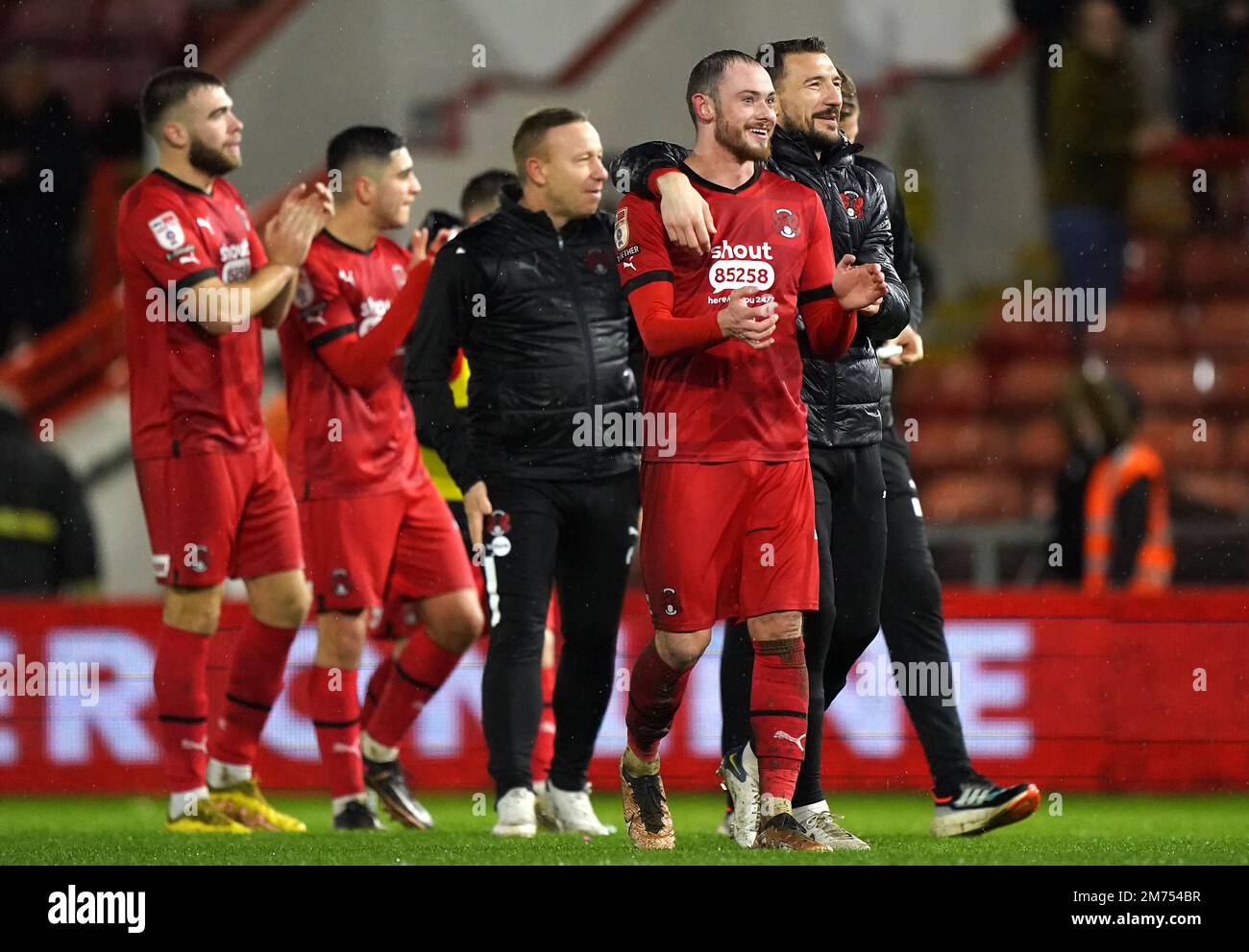 Theo Archibald di Leyton Orient e il manager Richie Wellens festeggiano la vittoria nella partita Sky Bet League One al Breyer Group Stadium di Londra. Data immagine: Sabato 7 gennaio 2023. Foto Stock