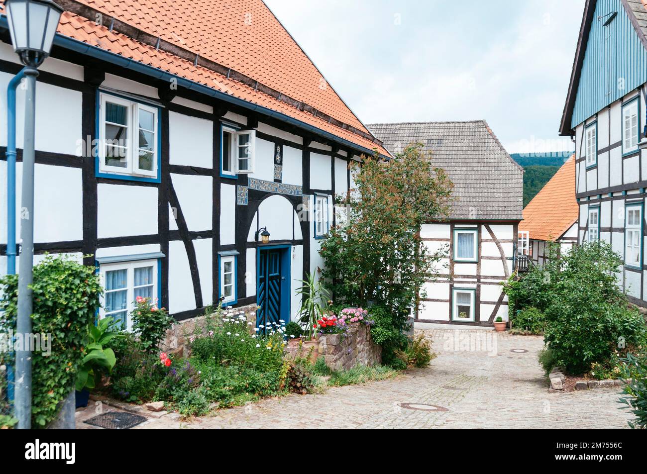 Strada con vecchie case a traliccio tradizionali a Schwalenberg. Foto Stock