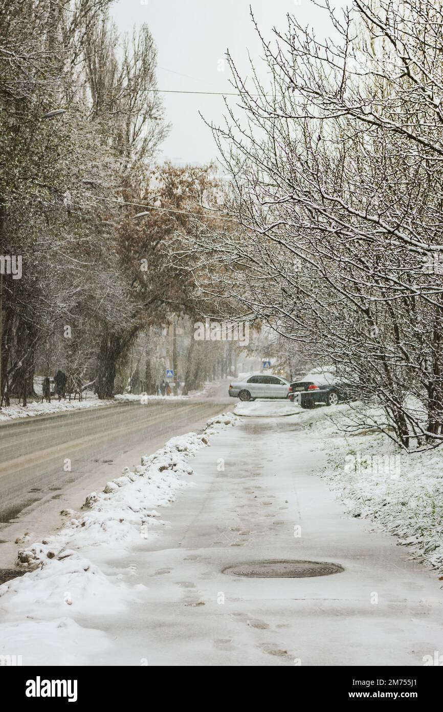 Strada innevata in inverno. Inverno in città. Strada innevata in inverno. Vetture su strada scivolosa. Città congelata. Guida in inverno. Concetto di clima freddo Foto Stock