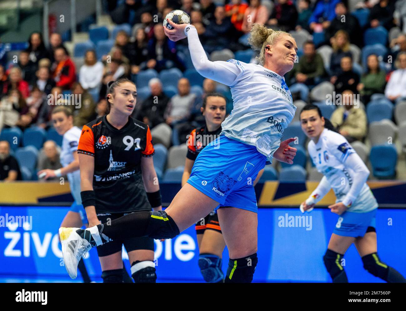 Chomutov, Repubblica Ceca. 07th Jan, 2023. Da sinistra Daria Somionka di DHK Banik Most e Elena crina Pintea di CSM Bucarest in azione durante la Women's Handball Champions League 10th round Un gioco di gruppo: Most vs CSM Bucarest a Chomutov, Repubblica Ceca, 7 gennaio 2023. Credit: Ondrej Hajek/CTK Photo/Alamy Live News Foto Stock