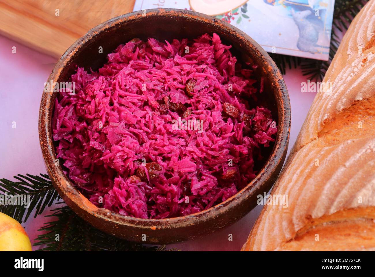 Cavolo rosso (detto anche cavolo viola o cavolo scotch) con uva passa, piatto tradizionale polacco di Natale. Foto Stock
