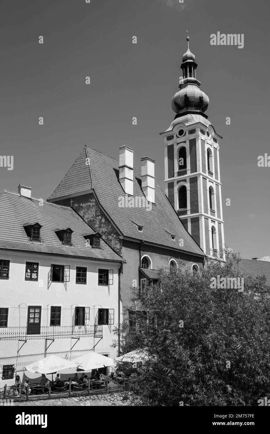 Cesky Krumlov, una bella città medievale nel cuore della Boemia, Repubblica Ceca con chiese, negozi, fiume e fontana Foto Stock