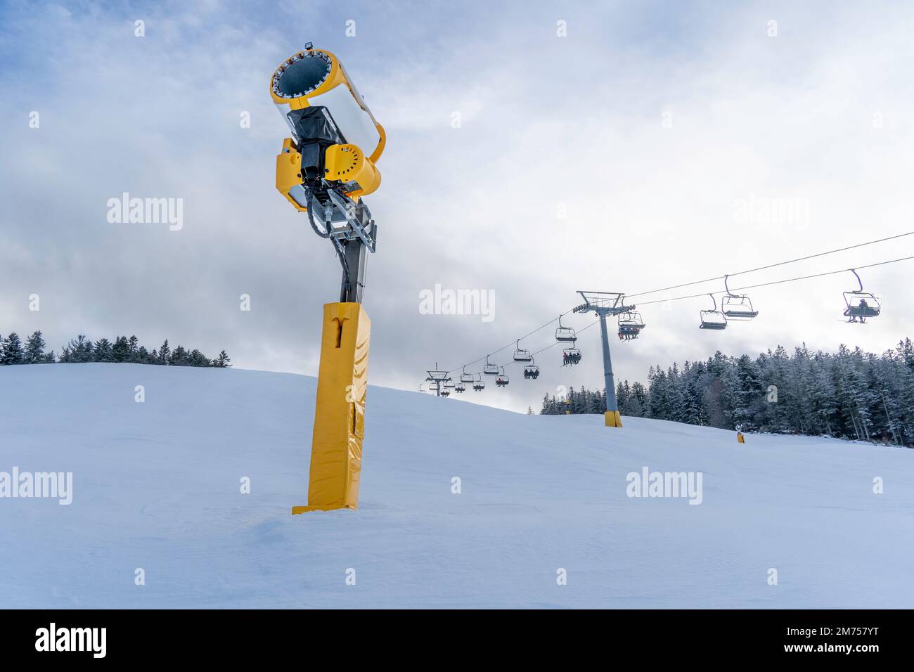 Cannoni da neve artificiali (cannone da neve) sulle piste da sci delle Alpi, Austria. Queste macchine sono utilizzate per compensare le basse nevicate producendo s artificiali Foto Stock