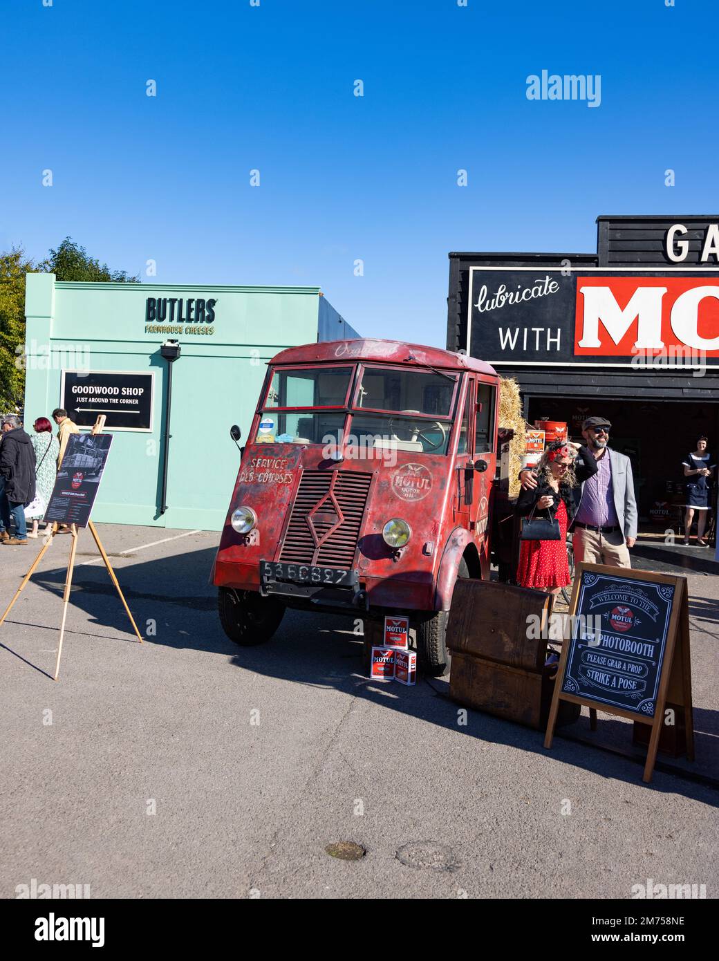 Un camion francese Renault AHS 3 1945 con racegoers in costume d'epoca al Goodwood Revival 2022 Foto Stock