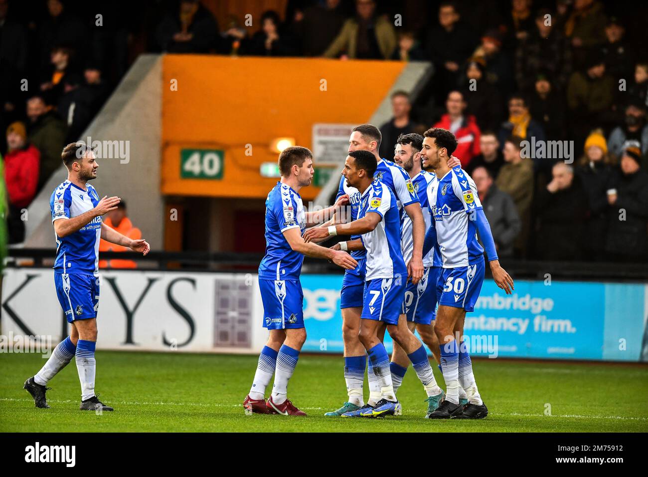 Cambridge, Regno Unito. 7th gennaio 2023. Scott Sinclair (7 Bristol Rovers) celebra il suo obiettivo durante la partita della Sky Bet League 1 tra Cambridge United e Bristol Rovers all'Abbey Stadium di Cambridge sabato 7th gennaio 2023. (Credit: Kevin Hodgson | MI News) Credit: MI News & Sport /Alamy Live News Foto Stock
