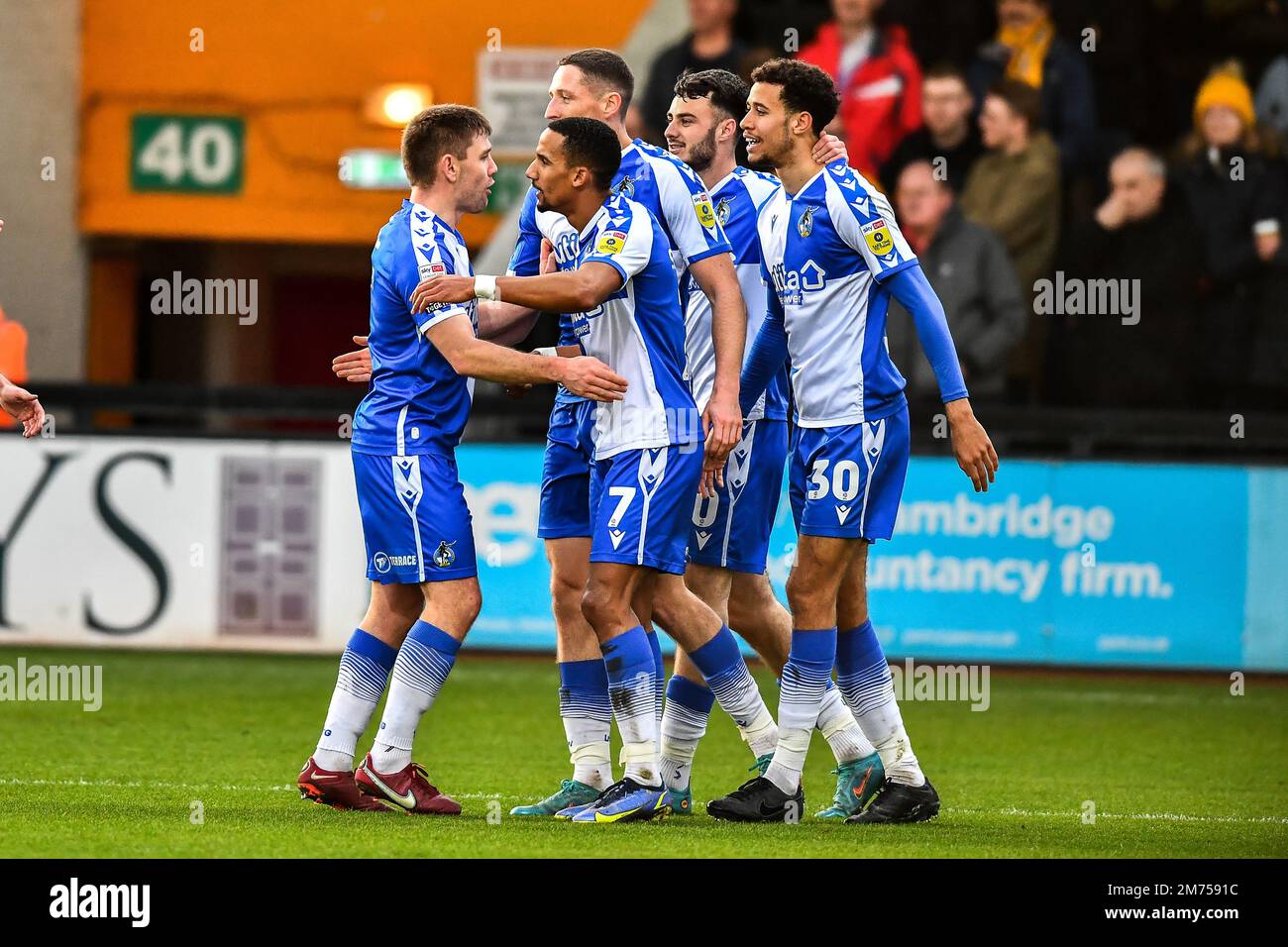 Cambridge, Regno Unito. 7th gennaio 2023. Scott Sinclair (Bristol Rovers 7) celebra il suo obiettivo con i compagni di squadra durante la partita della Sky Bet League 1 tra Cambridge United e Bristol Rovers all'Abbey Stadium di Cambridge sabato 7th gennaio 2023. (Credit: Kevin Hodgson | MI News) Credit: MI News & Sport /Alamy Live News Foto Stock