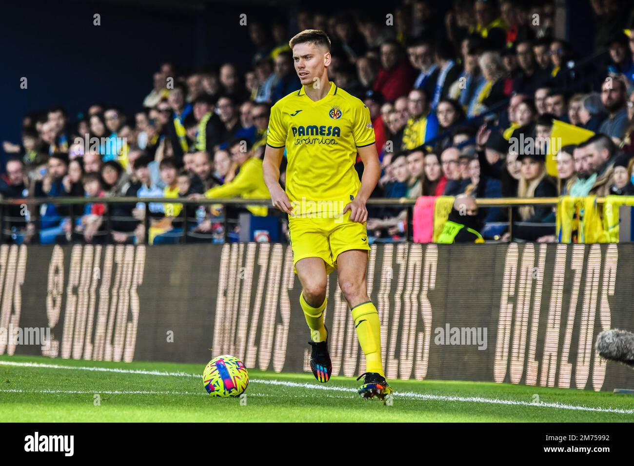 VILLARREAL, SPAGNA - 7 GENNAIO: Juan Foyth di Villarreal CF Focus durante la partita tra Villarreal CF e Real Madrid CF di la Liga Santander il 7 gennaio 2023 a Estadi de la Ceramica a Villarreal, Spagna. (Foto di Samuel Carreño/ PX Images) Credit: PX Images/Alamy Live News Foto Stock