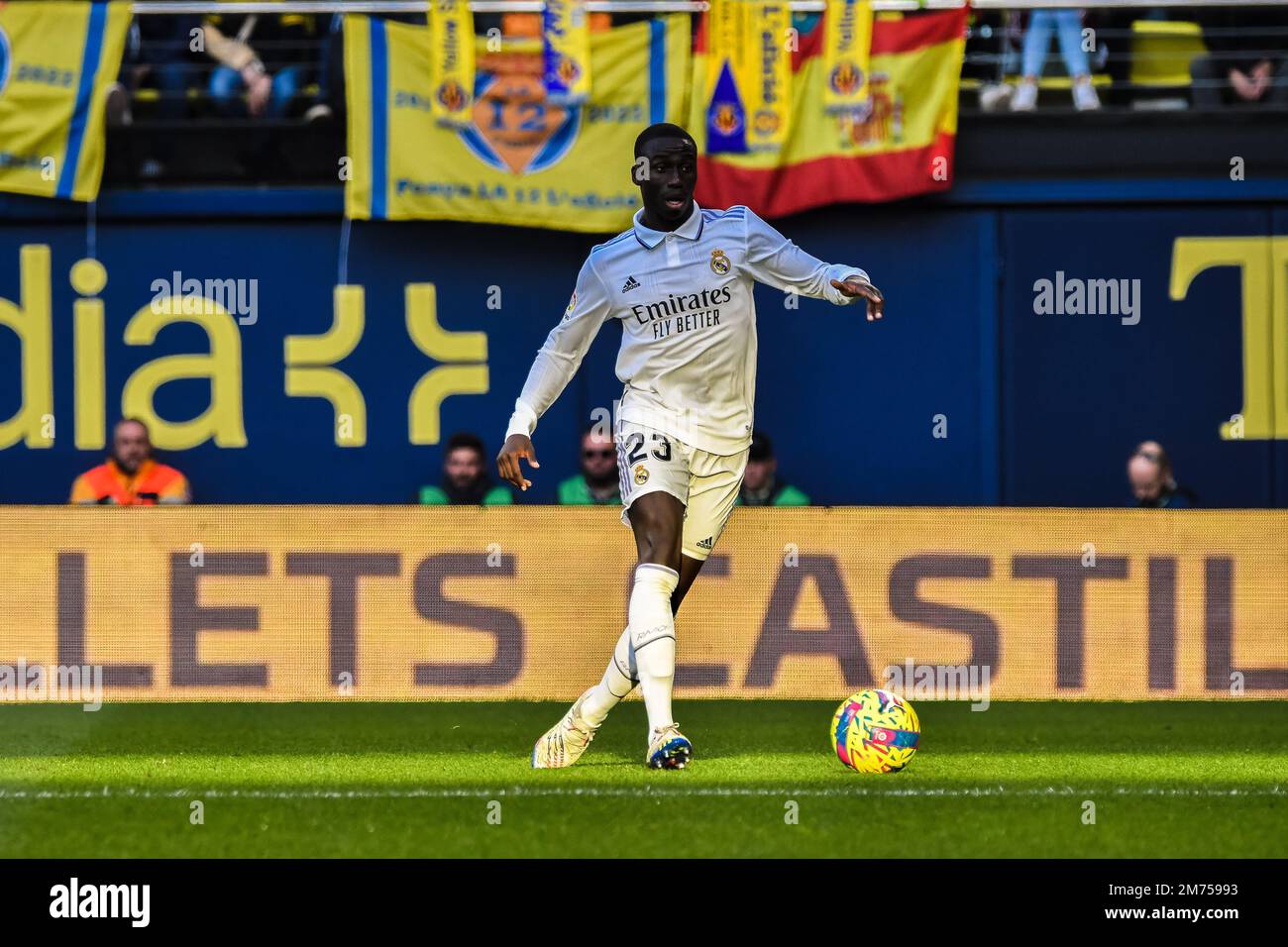 VILLARREAL, SPAGNA - 7 GENNAIO: Ferland Mendy del Real Madrid CF fare un passo durante la partita tra Villarreal CF e Real Madrid CF di la Liga Santander il 7 gennaio 2023 a Estadi de la Ceramica a Villarreal, Spagna. (Foto di Samuel Carreño/ PX Images) Credit: PX Images/Alamy Live News Foto Stock