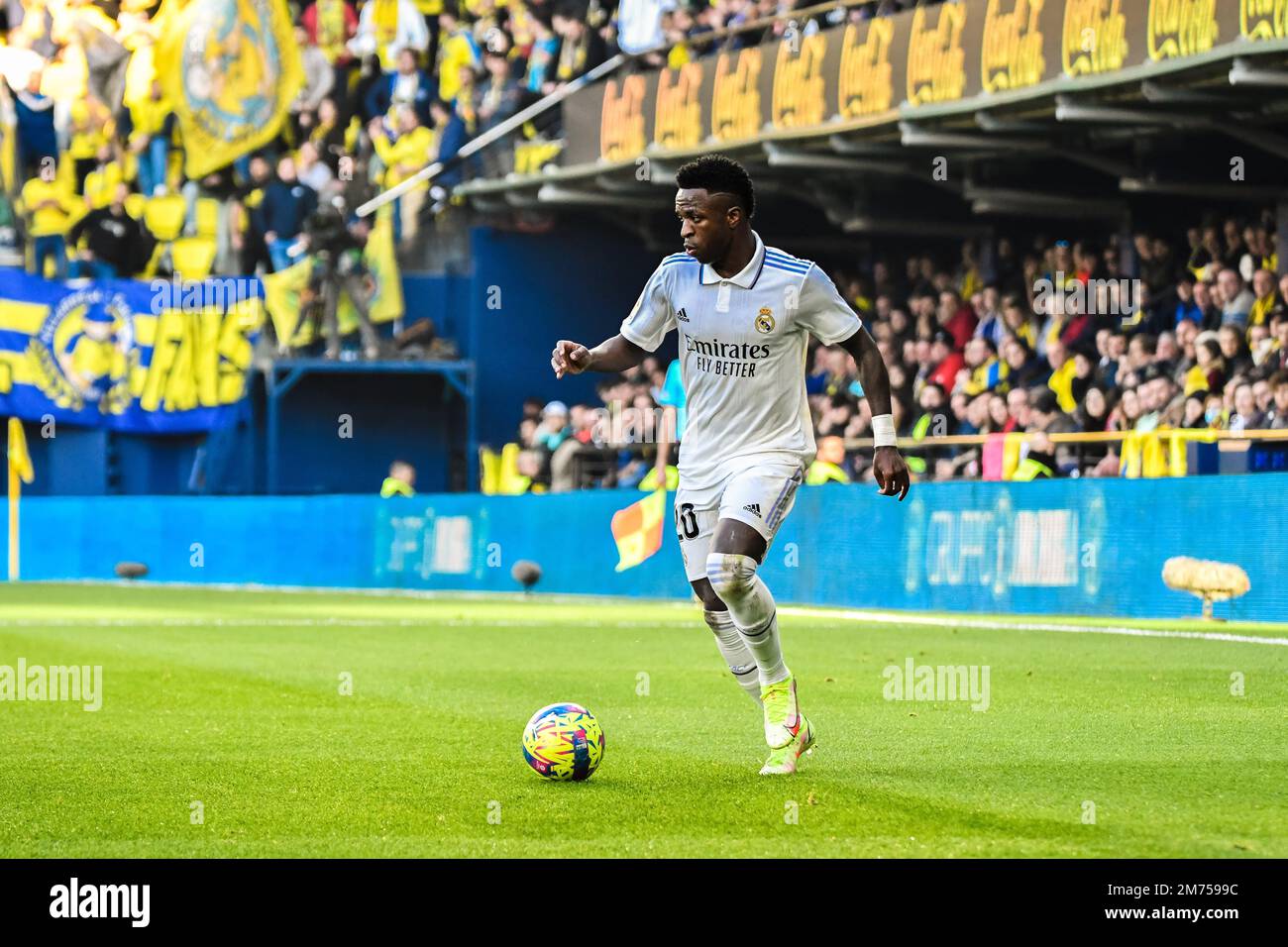 VILLARREAL, SPAGNA - GENNAIO 7: Vinicius Jr del Real Madrid CF controlla la palla a sparare durante la partita tra Villarreal CF e Real Madrid CF della Liga Santander il 7 Gennaio 2023 a Estadi de la Ceramica a Villarreal, Spagna. (Foto di Samuel Carreño/ PX Images) Credit: PX Images/Alamy Live News Foto Stock