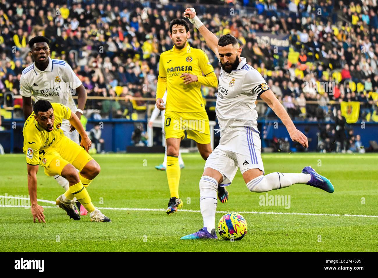 VILLARREAL, SPAGNA - GENNAIO 7: Karim Benzema del Real Madrid CF spara la palla durante la partita tra Villarreal CF e Real Madrid CF di la Liga Santander il 7 Gennaio 2023 a Estadi de la Ceramica a Villarreal, Spagna. (Foto di Samuel Carreño/ PX Images) Credit: PX Images/Alamy Live News Foto Stock