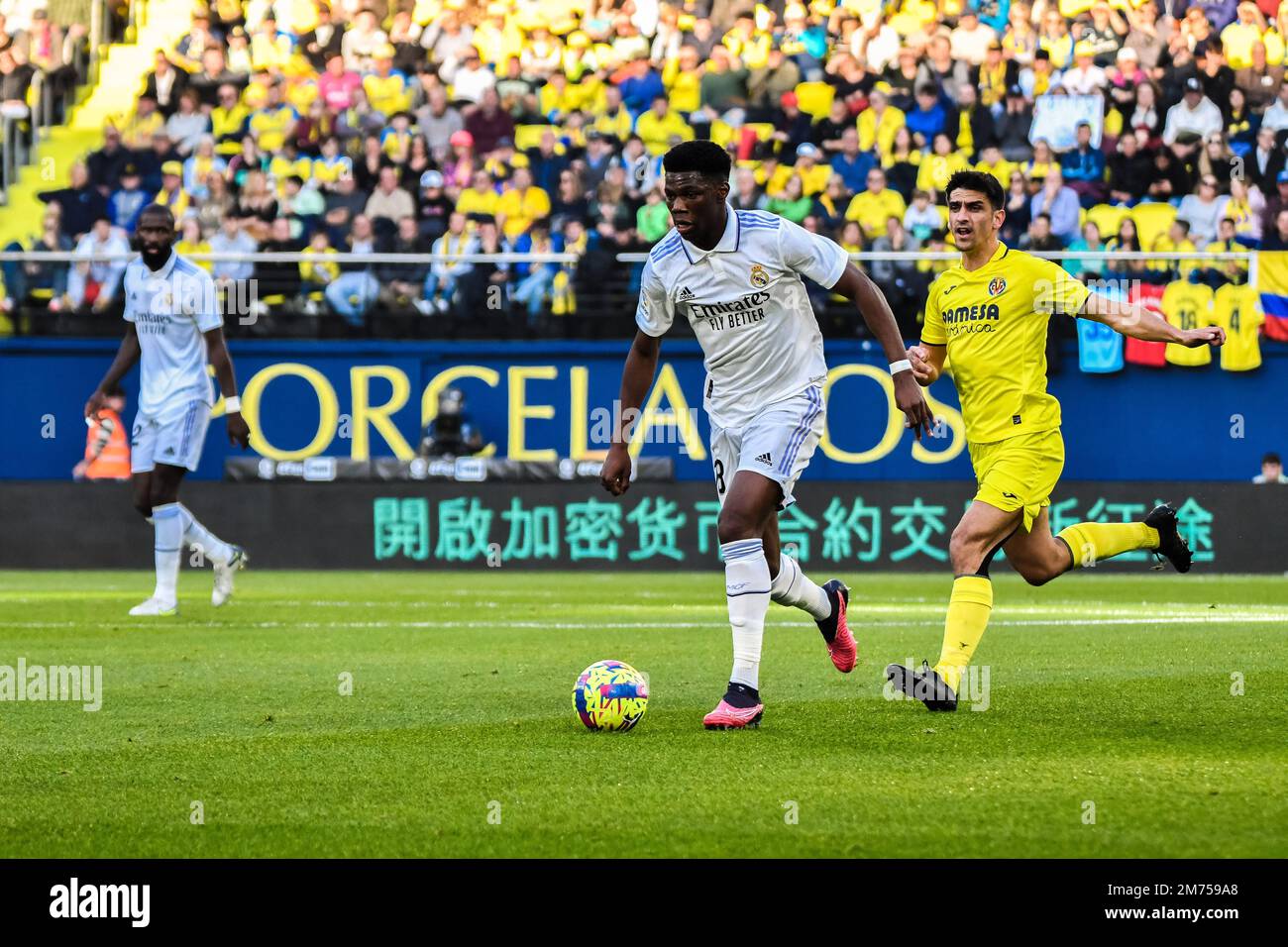 VILLARREAL, SPAGNA - GENNAIO 7: Aurélien Tchouameni del Real Madrid CF controlla la palla durante la partita tra Villarreal CF e Real Madrid CF di la Liga Santander il 7 Gennaio 2023 a Estadi de la Ceramica a Villarreal, Spagna. (Foto di Samuel Carreño/ PX Images) Credit: PX Images/Alamy Live News Foto Stock