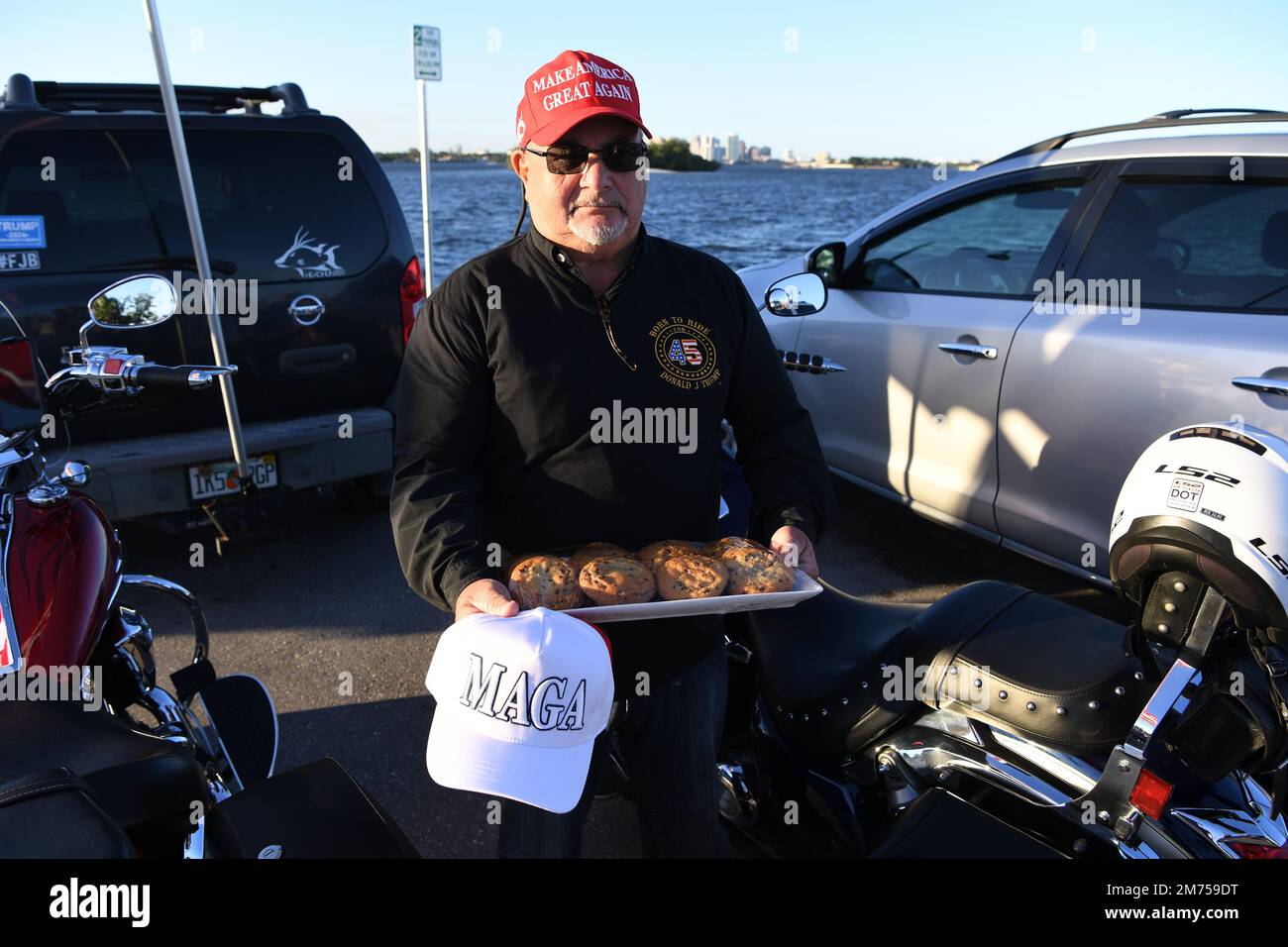 WEST PALM BEACH, FL - GENNAIO 06: I sostenitori di Pro Trump si radunano al di fuori di Mar A Lago il 2nd° anniversario dell'insurrezione del Gennaio 6th negli Stati Uniti Campidoglio a Washington, DC il 6 gennaio 2023 a West Palm Beach, Florida. Foto Stock