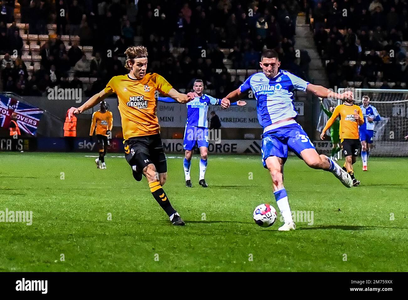 Cambridge, Regno Unito. 7th gennaio 2023. Joe Ironside (9 Cambridge United) sfida Scott Sinclair (7 Bristol Rovers)3 durante la partita della Sky Bet League 1 tra Cambridge United e Bristol Rovers all'Abbey Stadium di Cambridge sabato 7th gennaio 2023. (Credit: Kevin Hodgson | MI News) Credit: MI News & Sport /Alamy Live News Foto Stock