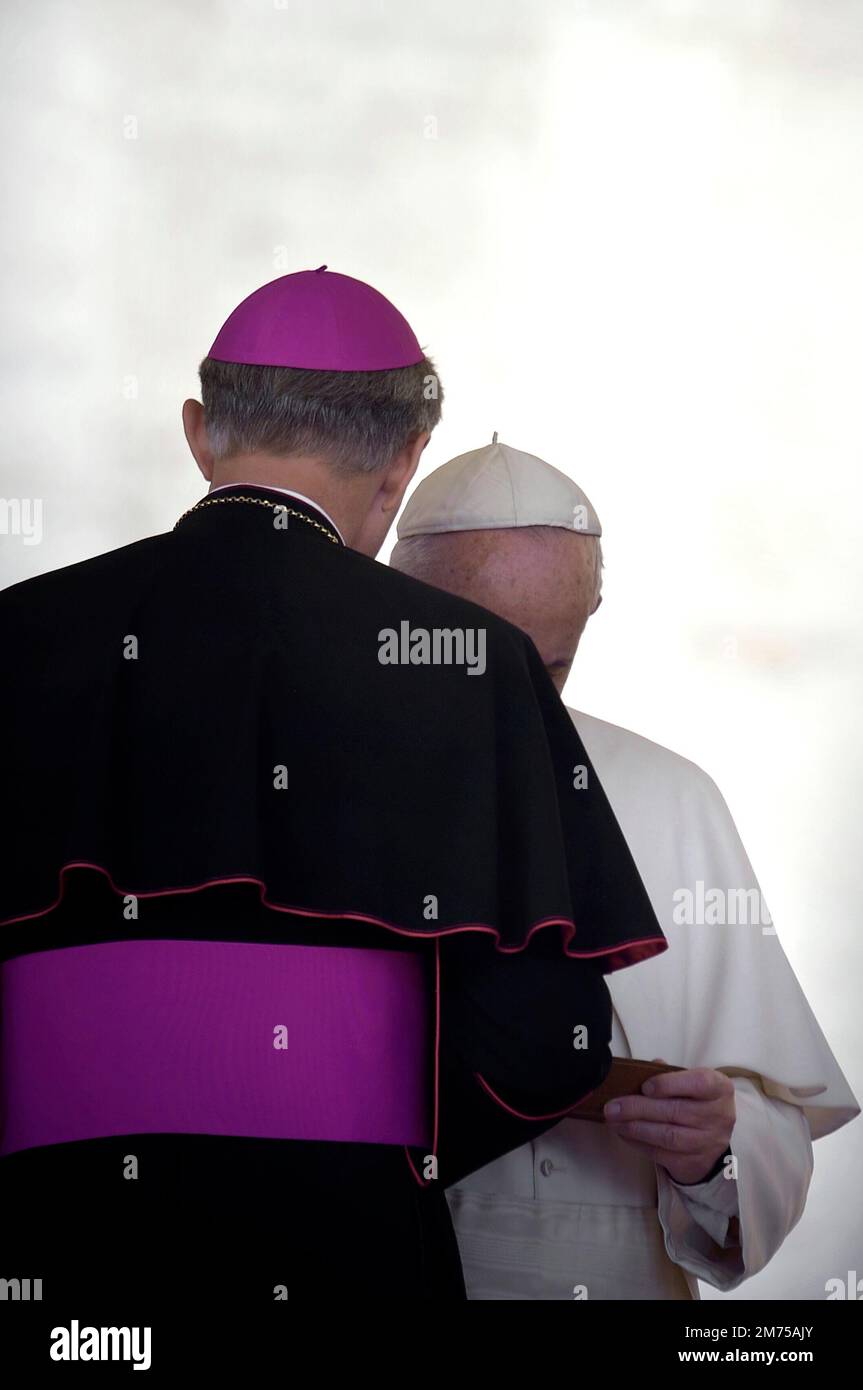 Stato della Città del Vaticano, Vatikanstadt. 07th Jan, 2023. Monsignor Georg Gaenswein. Foto: Papa Francesco durante la sua udienza generale settimanale a San Piazza Pietro in Vaticano, mercoledì 7 ottobre 2015. Credit: dpa/Alamy Live News Foto Stock