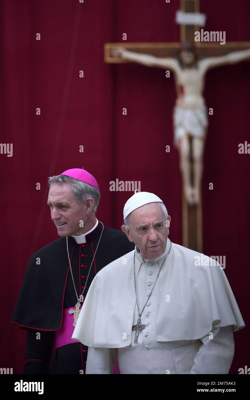 Stato della Città del Vaticano, Vatikanstadt. 07th Jan, 2023. Monsignor Georg Gaenswein. Foto: Papa Francesco Monsignor Georg Gänswein durante un'udienza generale settimanale in Piazza San Pietro in Vaticano. 28 giugno 2017 credito: dpa/Alamy Live News Foto Stock