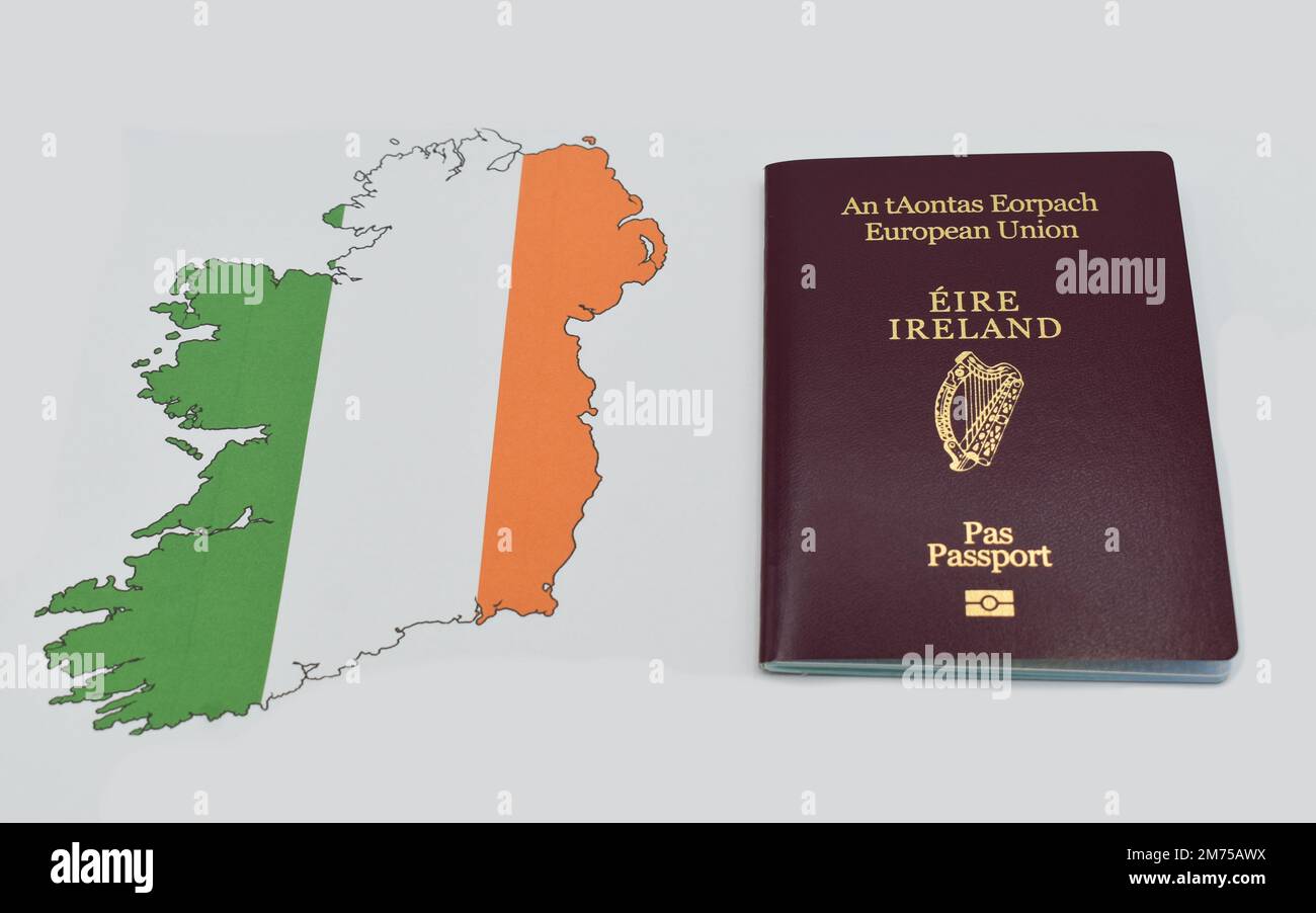 Un passaporto europeo irlandese con una mappa dell'isola d'Irlanda. Foto Stock