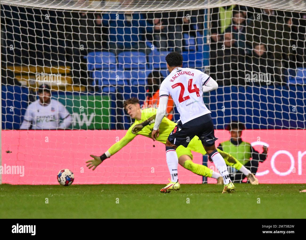 Bolton, Regno Unito. 07th Jan, 2023. Bolton Wanderers Forward Elias Kachunga (24) scatta un tiro e il portiere di Plymouth Argyle Michael Cooper (1) fa un salvataggio durante la partita della Sky Bet League 1 Bolton Wanderers vs Plymouth Argyle all'Università di Bolton Stadium, Bolton, Regno Unito, 7th gennaio 2023 (Foto di Stanley Kasala/News Images) a Bolton, Regno Unito il 1/7/2023. (Foto di Stanley Kasala/News Images/Sipa USA) Credit: Sipa USA/Alamy Live News Foto Stock