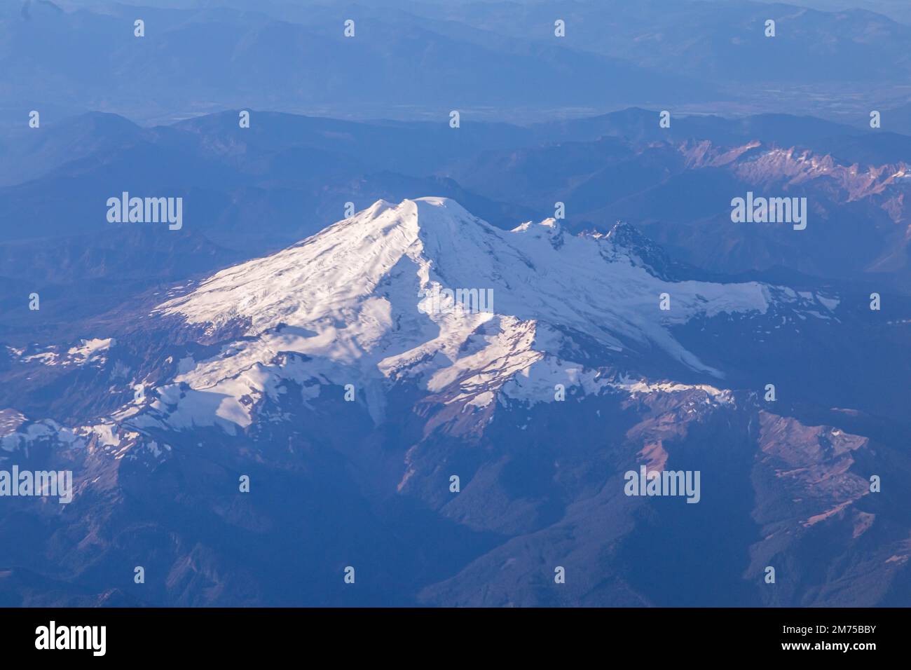 Montagne Rocciose canadesi dalla finestra di un aereo Foto Stock