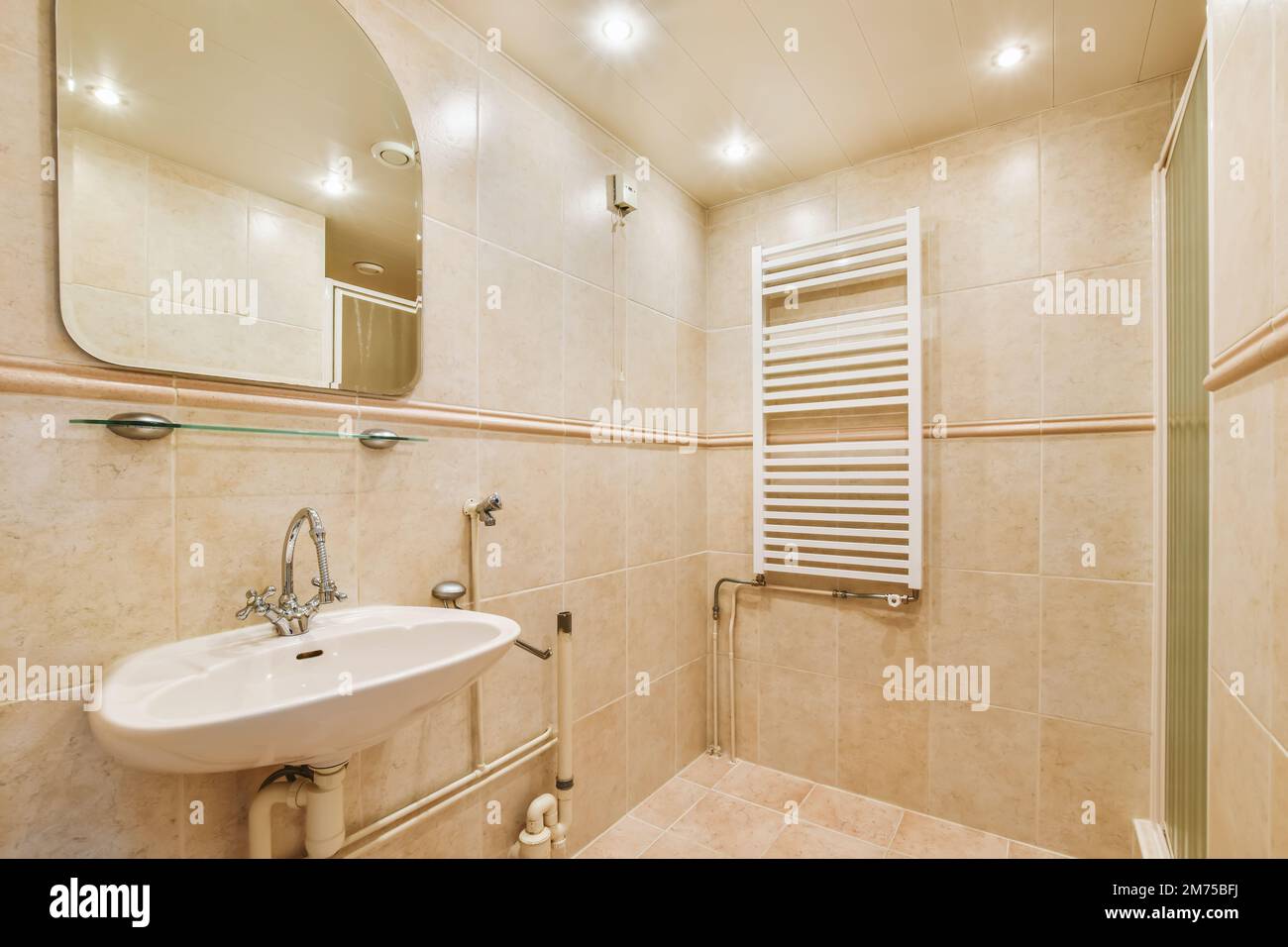 Una parete bianca del bagno con ganci per asciugamani Foto stock - Alamy