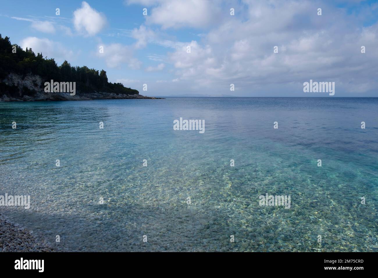 Mare limpido a Modendri Beach sulla costa orientale di Paxos, Grecia Foto Stock