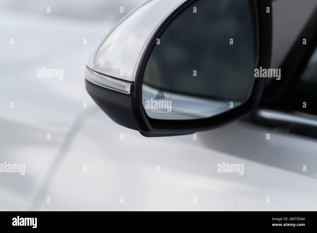Moderno sistema BCW per auto. Spia dei punti ciechi sullo specchietto retrovisore della vettura. Avvertenza di collisione dei punti ciechi. Foto Stock
