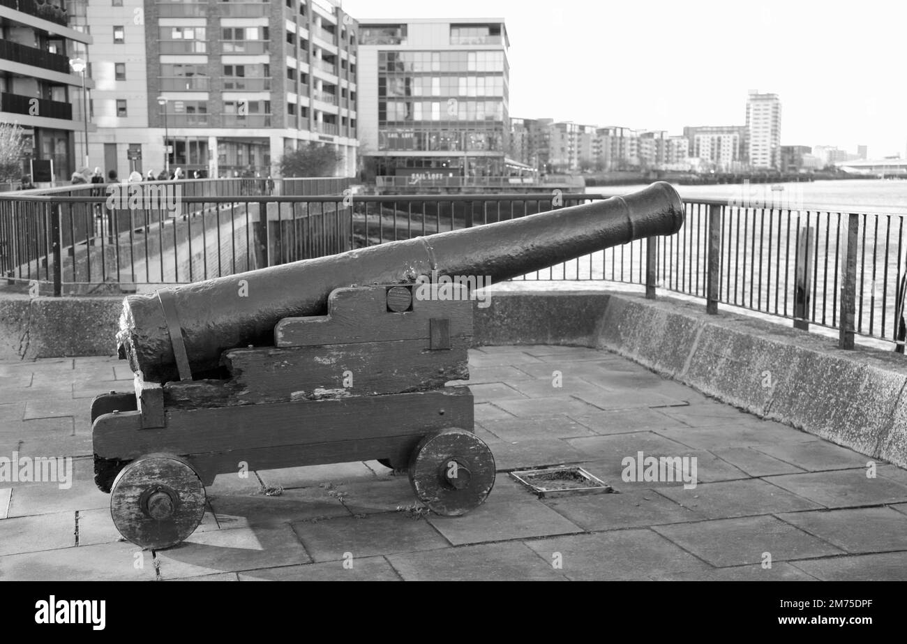 Un enorme cannone medievale sul lato del Tamigi, Greenwich, Londra, Regno Unito, Europa Foto stock - Alamy