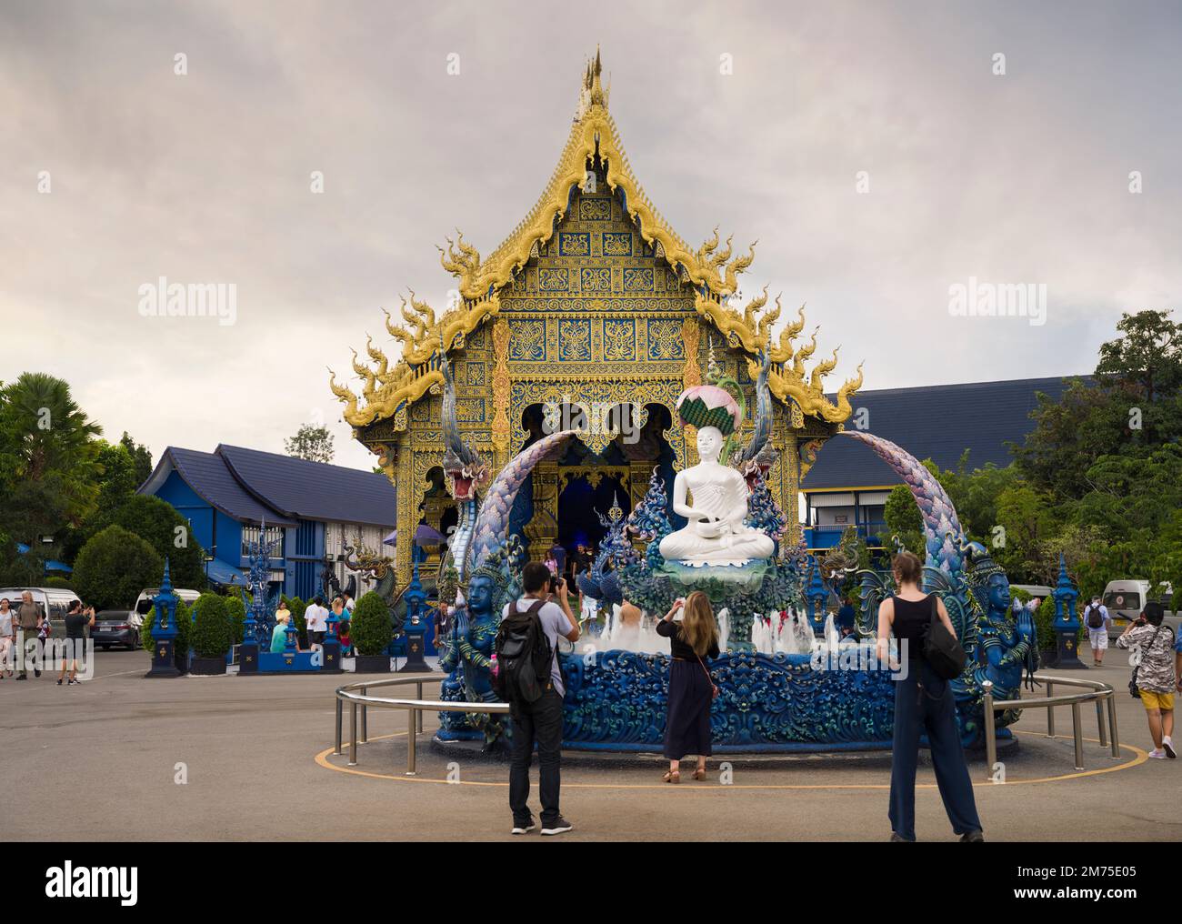 Chiang Rai, Thailandia, 18 novembre 2022. Wat Rong Seur Ten o Tempio Blu. Moderno tempio buddista che si distingue per la sua vivace colorazione blu e gialla Foto Stock