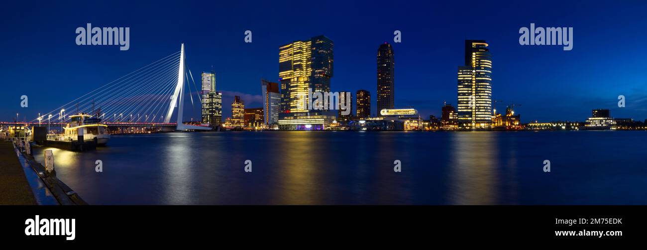 Paesaggio della città, panorama - Vista notturna sul Ponte Erasmus e quartiere Feijenoord città di Rotterdam, Paesi Bassi Foto Stock