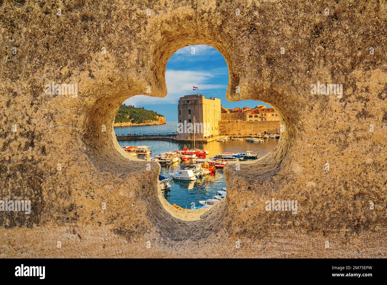 Paesaggio estivo costiero - vista del porto della città e del porto turistico della città vecchia di Dubrovnik sulla costa adriatica della Croazia Foto Stock