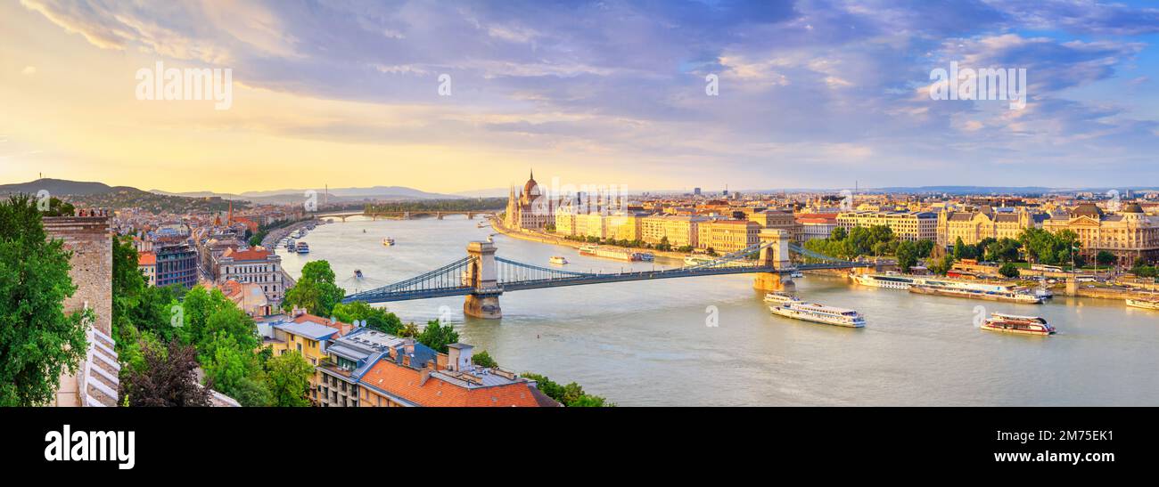 Città estate paesaggio, panorama, banner - vista dall'alto del centro storico di Budapest con il Danubio, in Ungheria Foto Stock