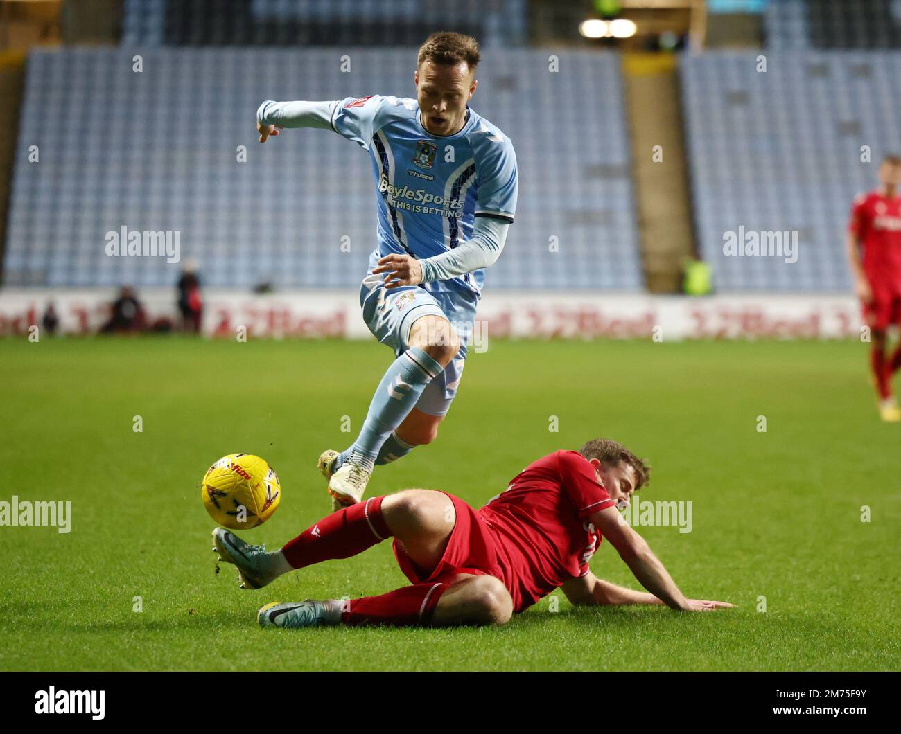 Coventry, Regno Unito. 7th Jan, 2023. Todd Kane di Coventry City affrontato da James Jones di Wrexham durante la partita della fa Cup alla Coventry Building Society Arena di Coventry. Il credito dell'immagine dovrebbe essere: Darren Staples/Sportimage Credit: Sportimage/Alamy Live News Foto Stock