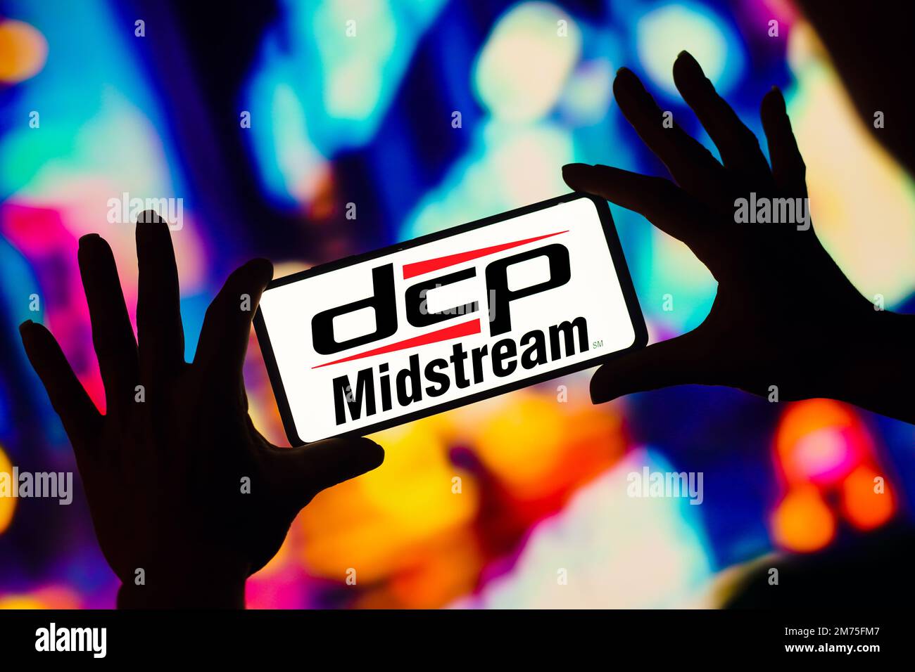 In questa illustrazione, il logo dei partner DCP Midstream viene visualizzato sullo schermo di uno smartphone. Foto Stock