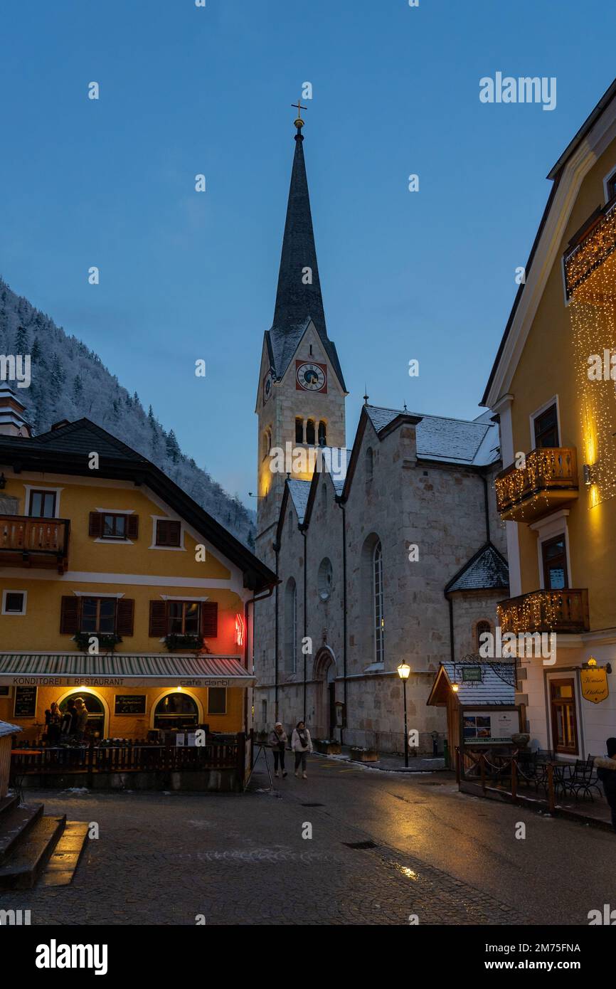 12.10.2022 - Hallstatt, Austria - mercato di Natale illuminato sulla piazza principale di Hallstatt . Foto Stock