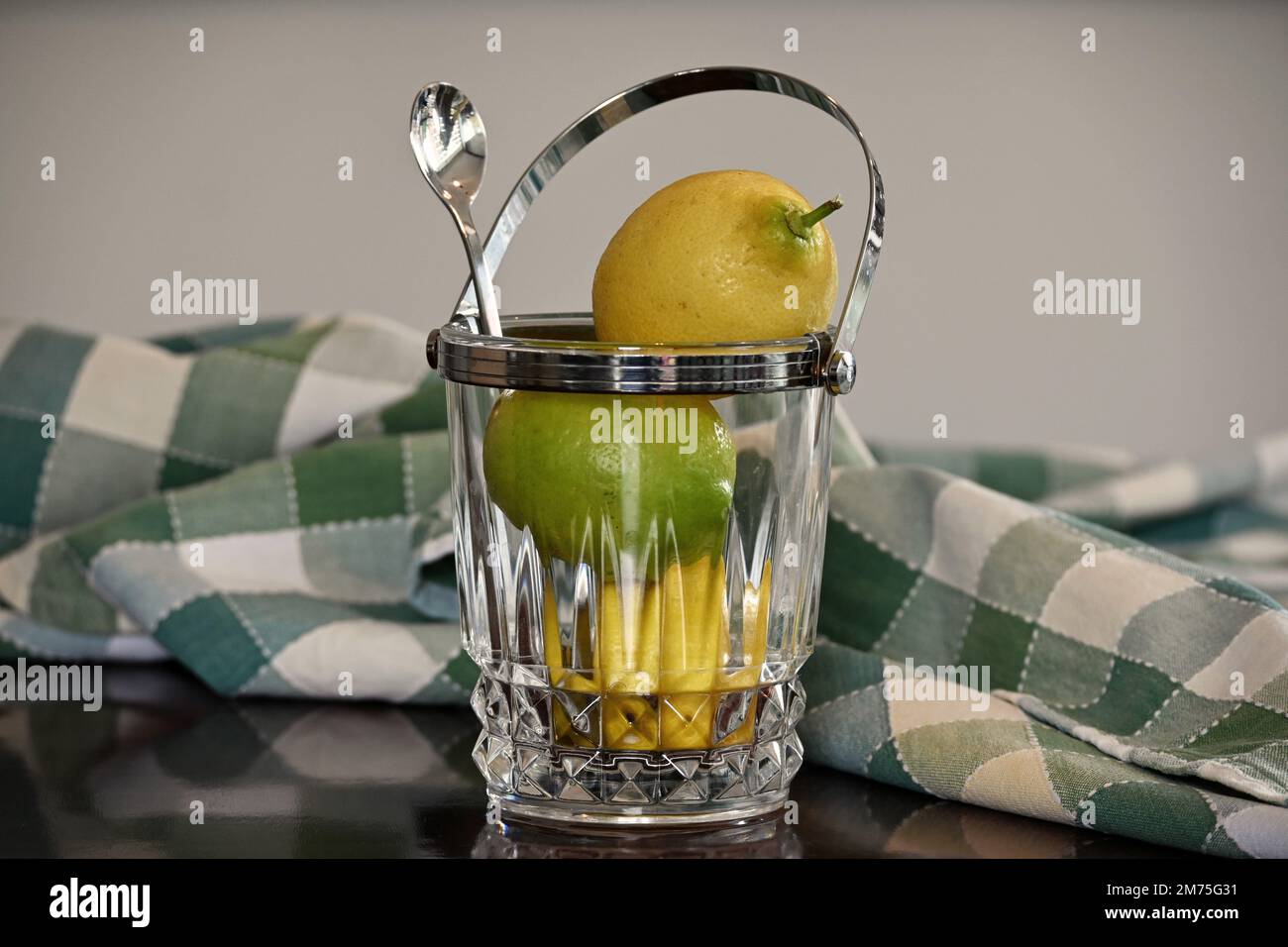 Limoni in una tazza di vetro con un cucchiaio Foto Stock