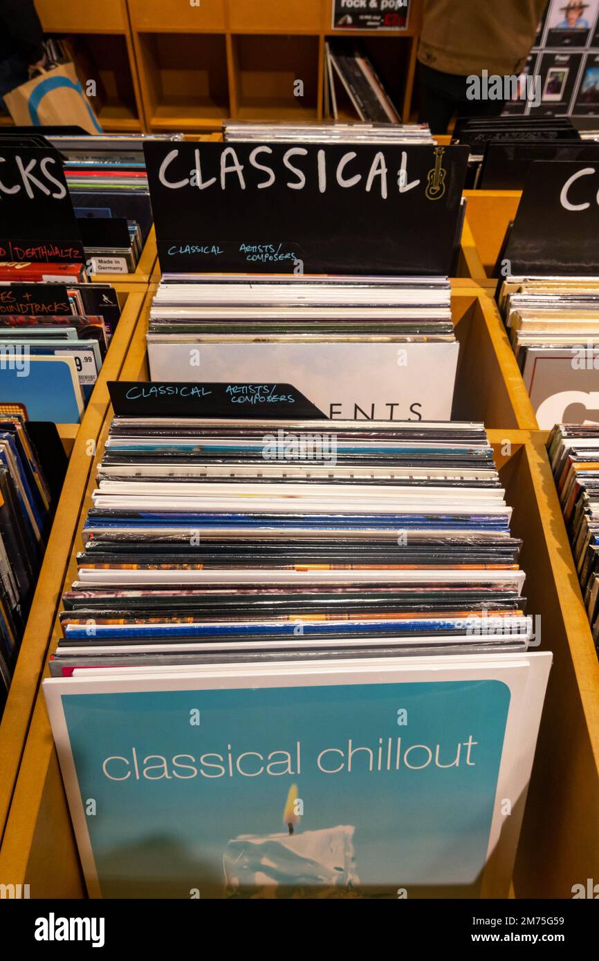 Classici LP in vinile nel negozio HMV di Liverpool Foto Stock