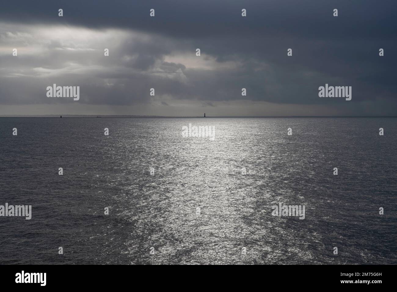 Mare e riflesso del sole della sera con le nuvole Foto Stock