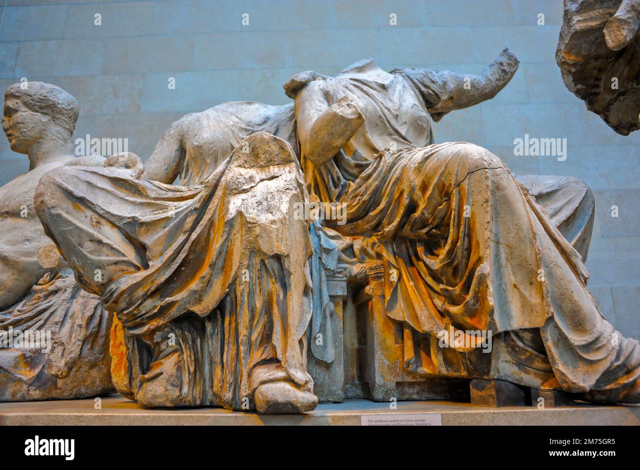 Londra, Gran Bretagna, antiche sculture greche in mostra all'interno del British Museum, le metope del Partenone, i marmi greci, l'Acropoli di Atene Dionisi, l'arte della civiltà antica Foto Stock