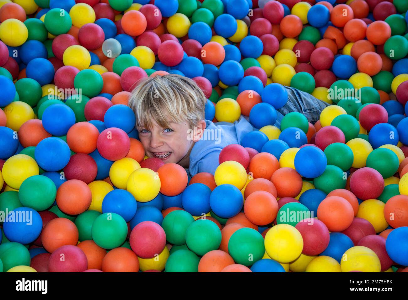 Gioca in mare di palle sul vecchio parco divertimenti Braendesgardshaven o Joboland a Svaneke, Bornholm, Danimarca, Scandinavia Foto Stock