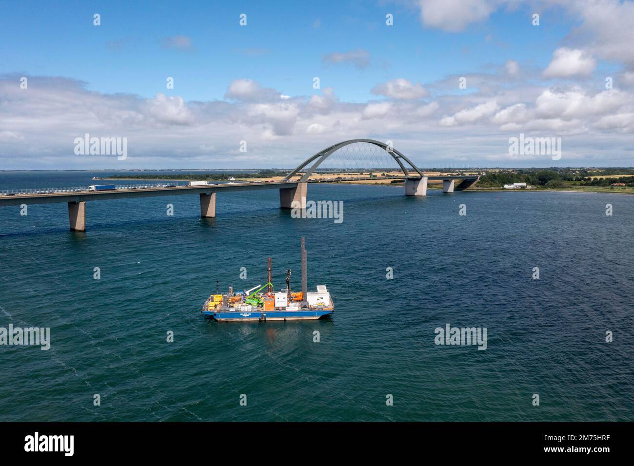 Foto del drone, ripresa del drone, ponte di Fehmarnsund sul Mar Baltico, traffico di camion e auto, nave da perforazione, nave da lavoro per ispezionare il tunnel, Fehmarn Foto Stock