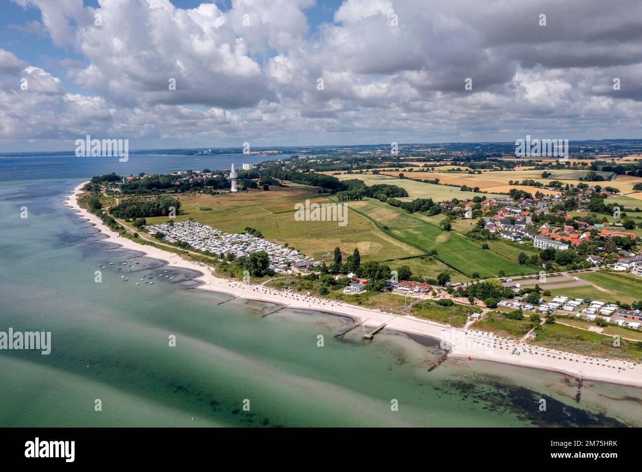 Foto del drone, scatto del drone, torre di ascolto vicino Pelzerhaken, vecchia torre di telecomunicazioni, vista della costa del Mar Baltico, campeggio vicino Rettin Foto Stock