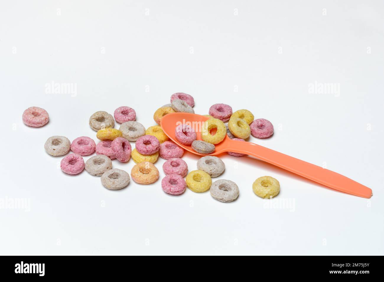 Anelli di cereali aromatizzati alla frutta con cucchiaio, colazione per bambini Foto Stock