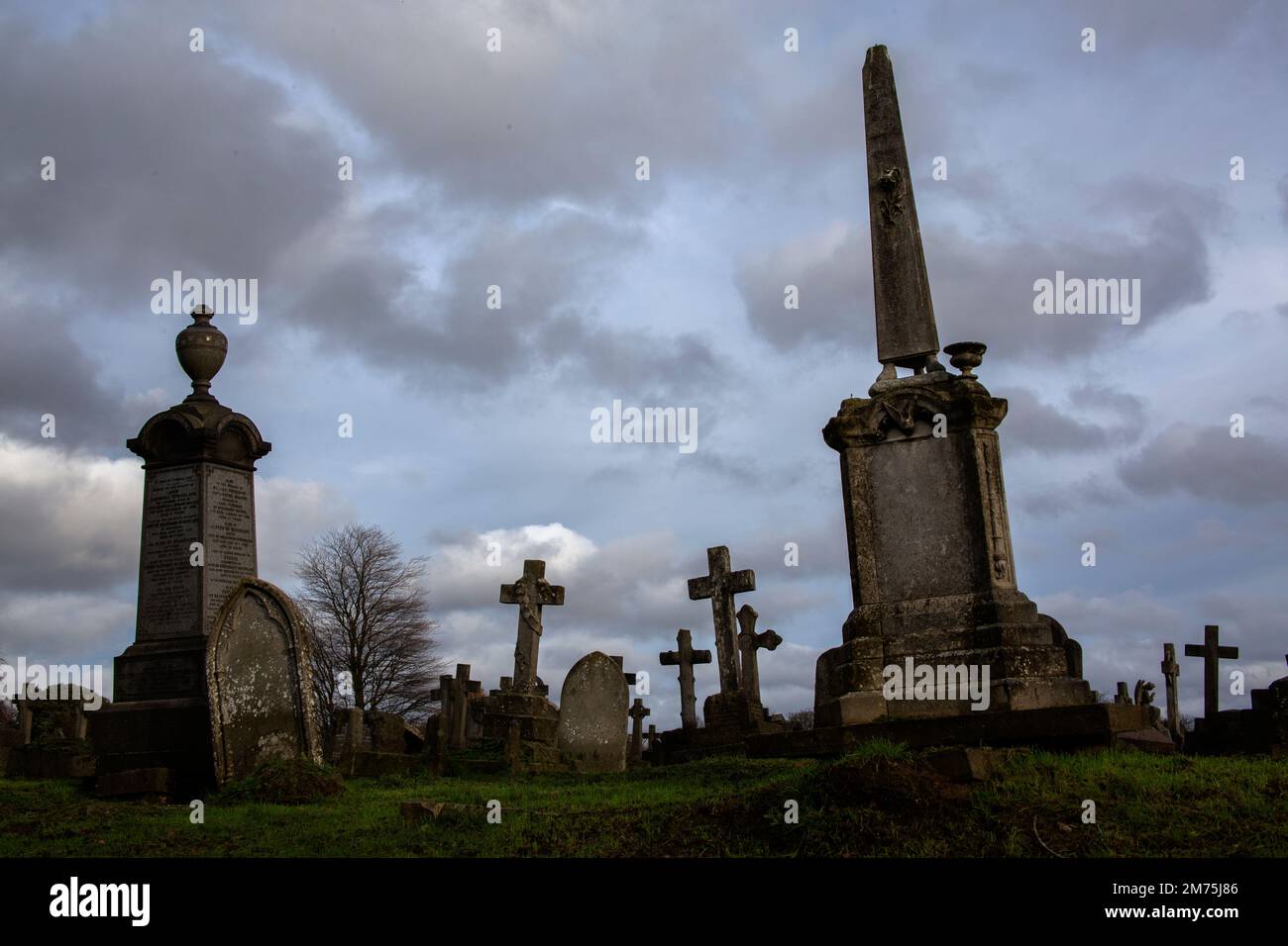 Tombe e lapidi nel cimitero di Kensal Green in inverno, Londra ovest Inghilterra Regno Unito Foto Stock