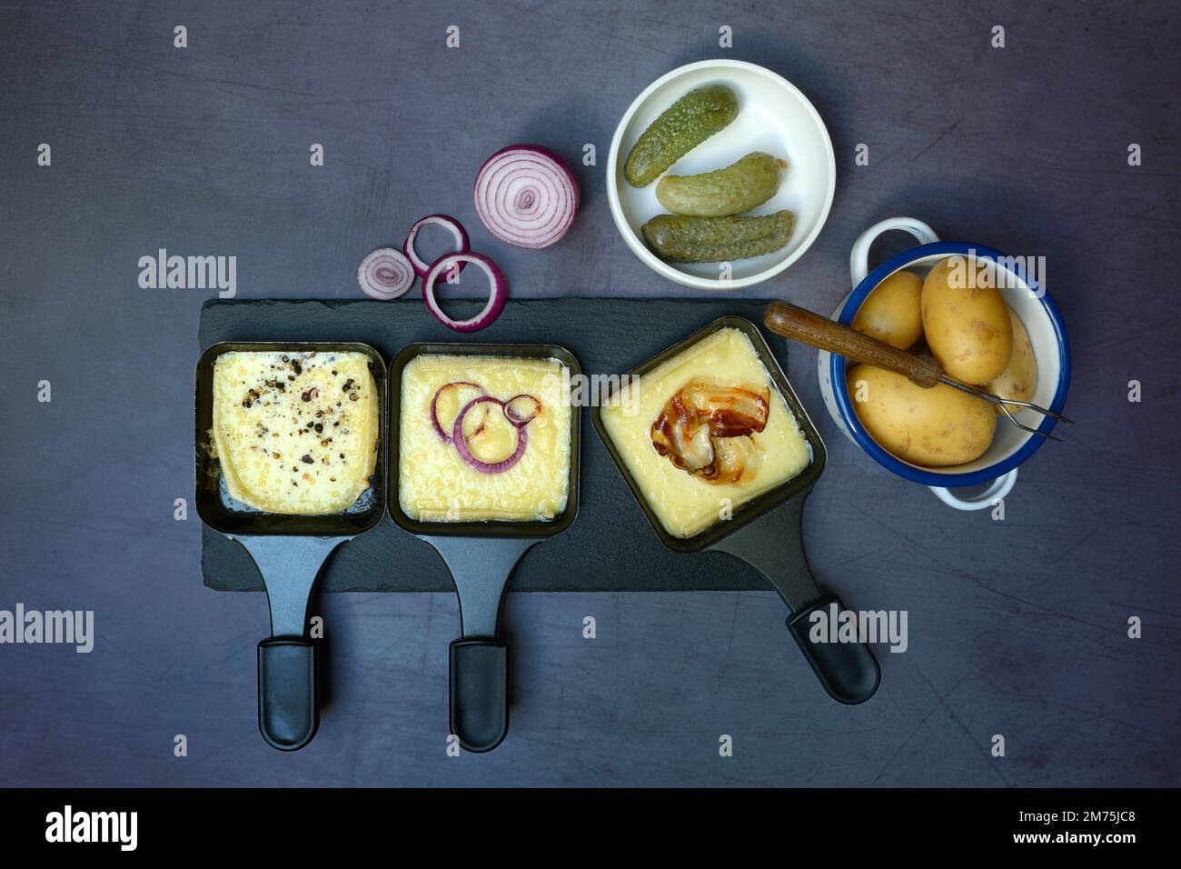 Raclette, formaggio a raclette fuso in padelle e ingredienti Foto stock -  Alamy