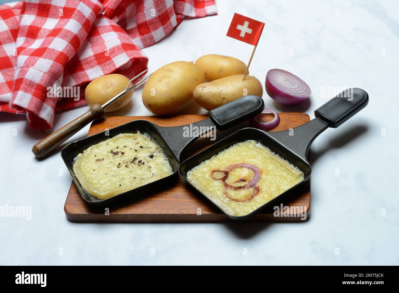 Raclette, formaggio a raclette fuso in padelle e ingredienti