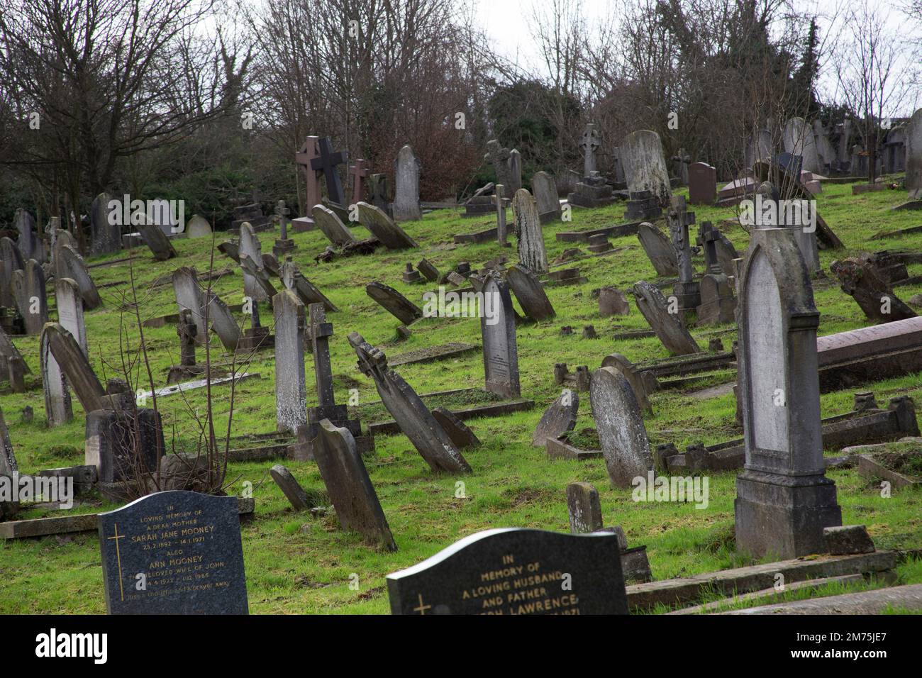Tombe e lapidi nel cimitero di Kensal Green in inverno, Londra ovest Inghilterra Regno Unito Foto Stock