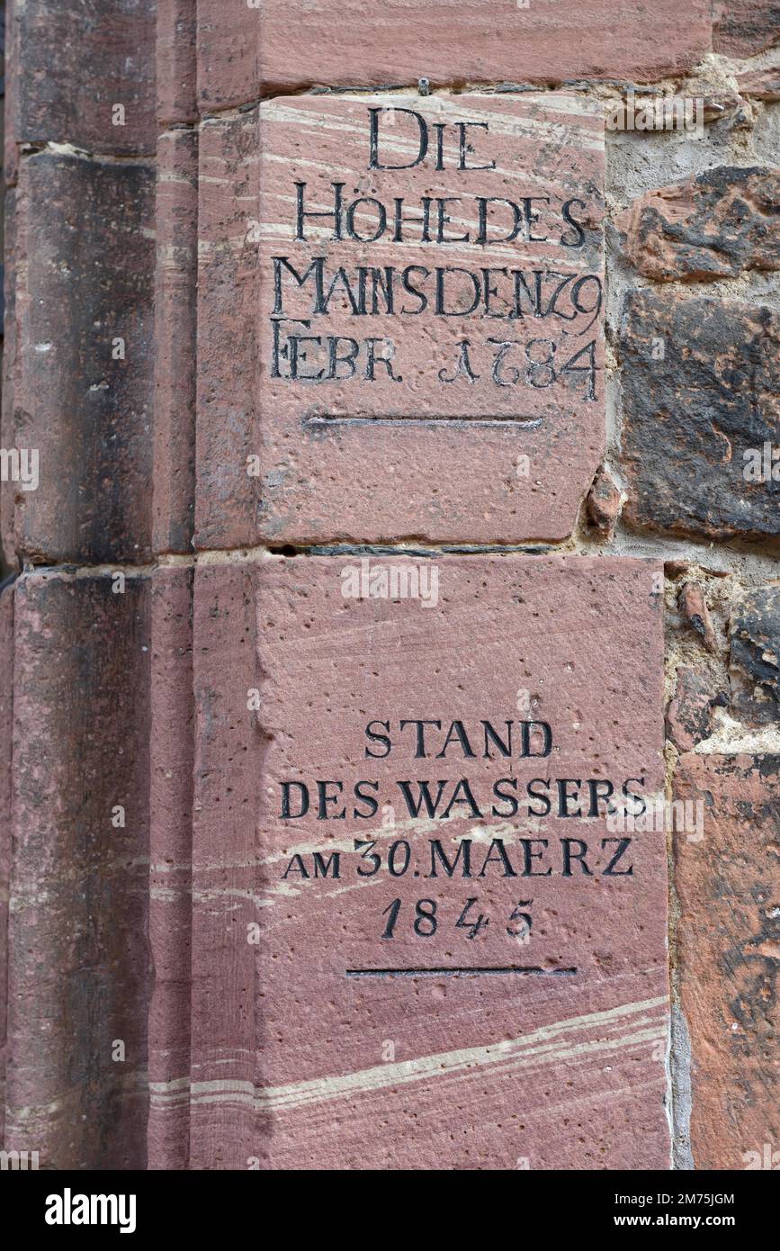 Indicazione del livello dell'acqua del fiume meno in una casa a Miltenberg, bassa Franconia, Baviera, Germania Foto Stock